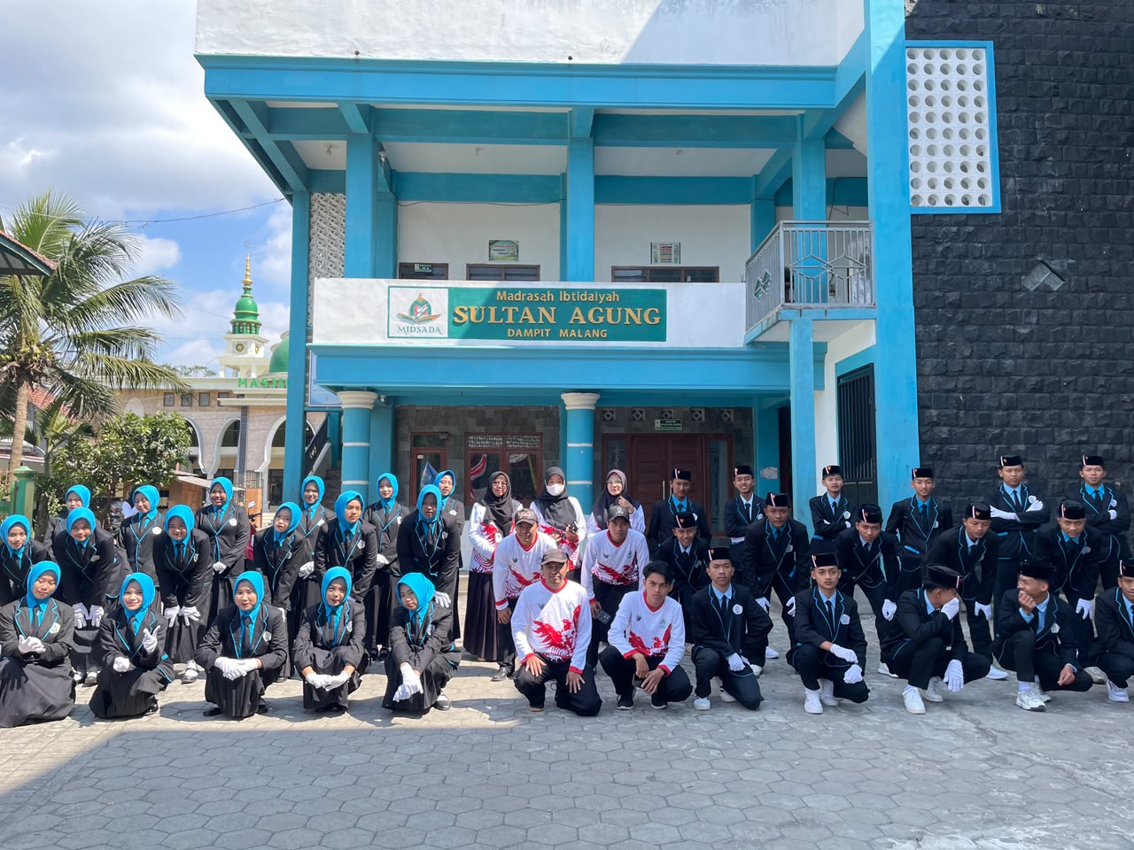 MA Miftahul Ulum Dampit Tunjukkan Semangat Nasionalisme dalam Lomba Baris Berbaris Tingkat Kecamatan Dampit